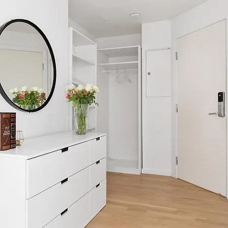 Urban Retreat, Traditional Wooden House In Lägenhet