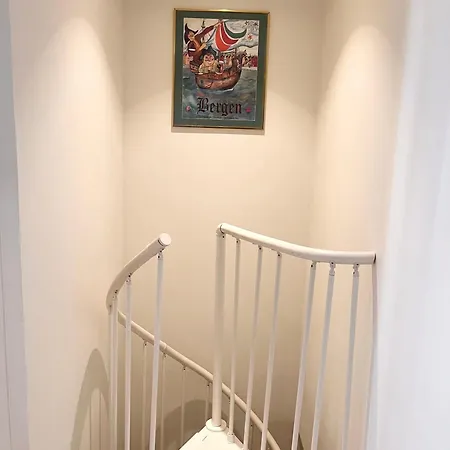 Urban Retreat, Traditional Wooden House In Lägenhet