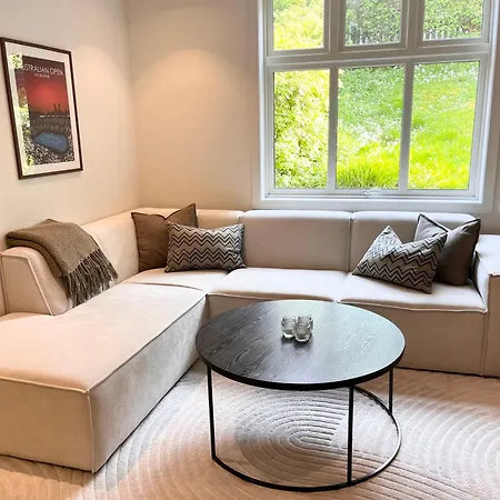 Lägenhet Urban Retreat, Traditional Wooden House In