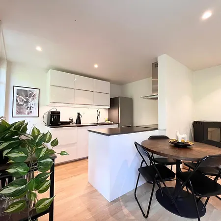 아파트 Urban Retreat, Traditional Wooden House In *