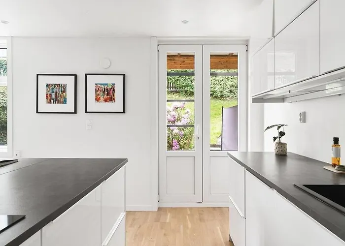 Urban Retreat, Traditional Wooden House In 베르겐