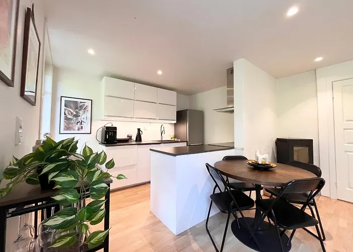 Apartament Urban Retreat, Traditional Wooden House In *