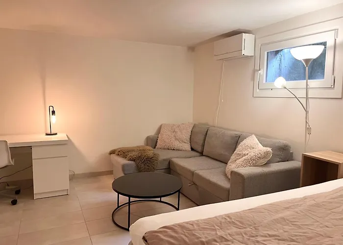 Urban Retreat, Traditional Wooden House In Apartament *