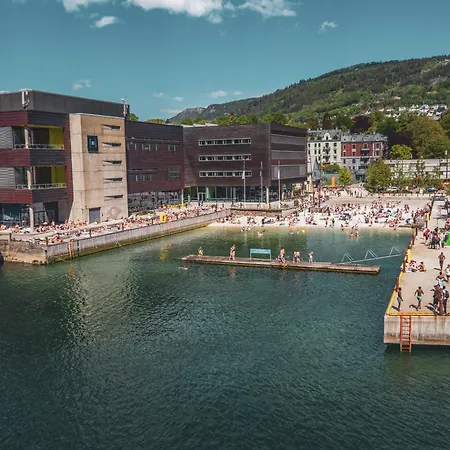 Urban Retreat, Traditional Wooden House In Lägenhet