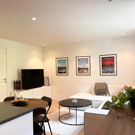 Urban Retreat, Traditional Wooden House In Lägenhet *