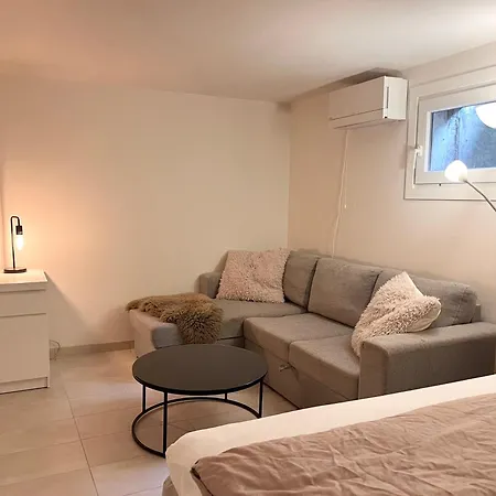 Urban Retreat, Traditional Wooden House In Lägenhet *