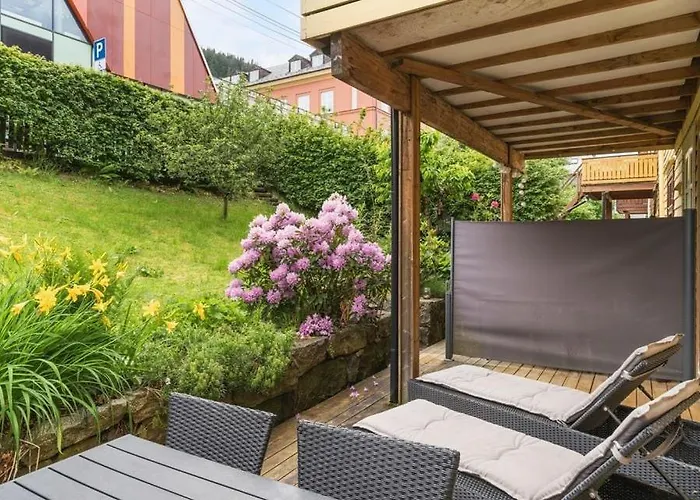 Lägenhet Urban Retreat, Traditional Wooden House In