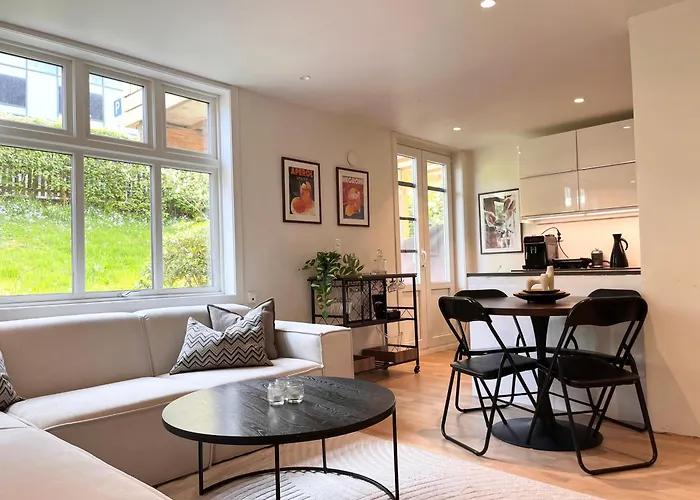 Urban Retreat, Traditional Wooden House In Lägenhet